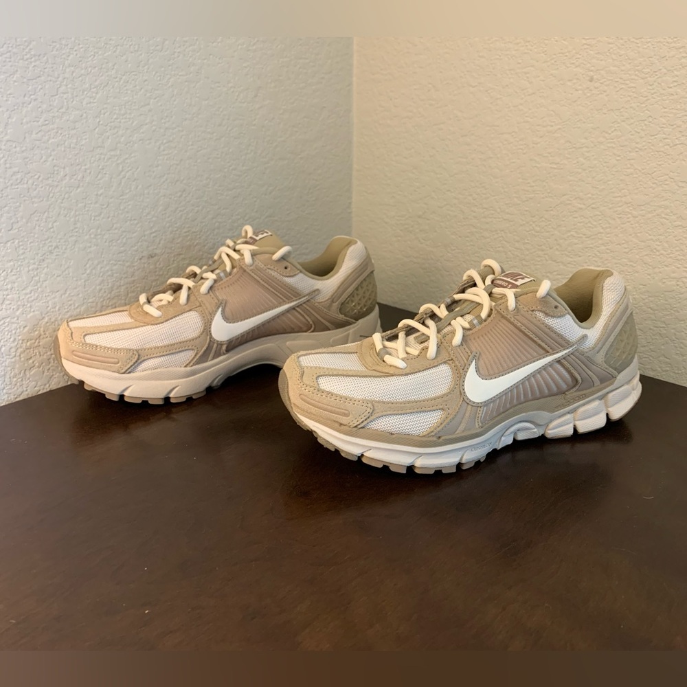 Nike Air Zoom Vomero 5 Beach Sail Khaki HQ0458-200 Men's Size 9.5